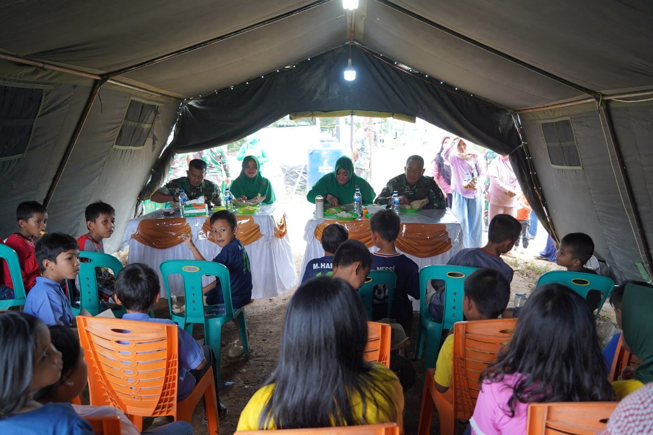 Momen Danrem Lilawangsa dan Istri Makan Siang Bersama Anak-Anak Pengungsi