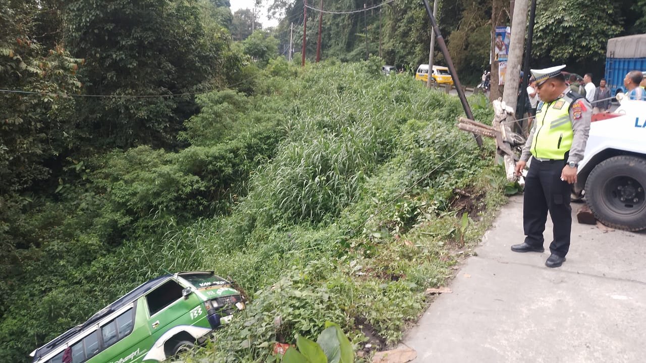Bus Sampri Masuk Jurang di Doulu, Sat Lantas Polres Tanah Karo Evakuasi 7 Penumpang