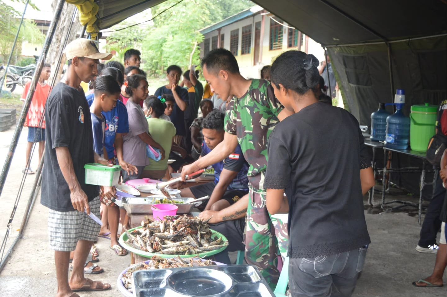 Kapuspen TNI: TNI Dirikan Tenda Kesehatan dan Dapur Umum Bantu Korban Erupsi Gunung Lewotobi NTT