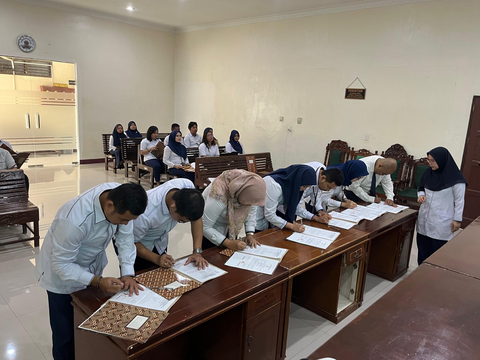 Hakim dan Seluruh Jajaran PN Madina Gelar Ikrar Bersama, Tandatangani Pakta Integritas
