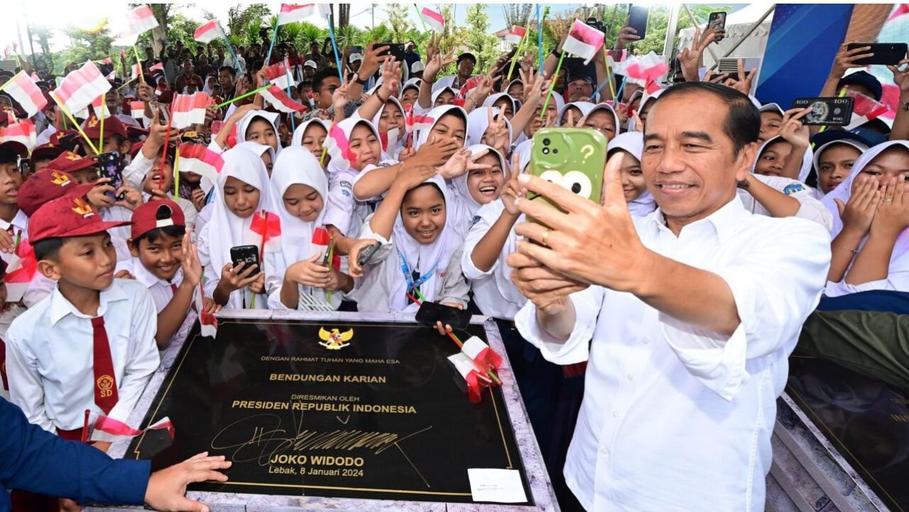 Antusiasme Siswa Sekolah Sambut Kehadiran Presiden Jokowi di Bendungan Karian