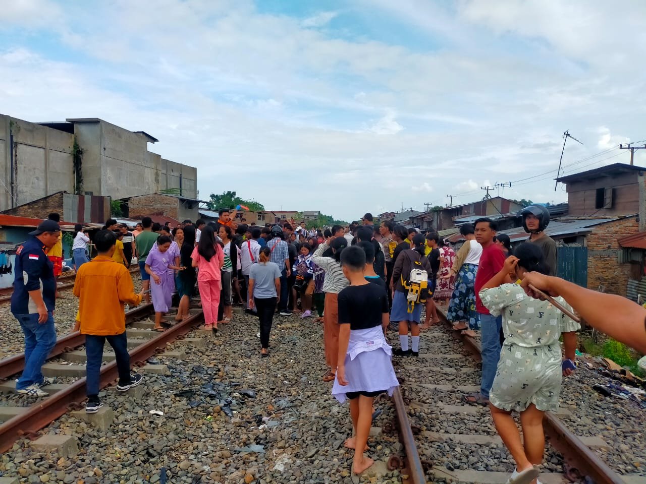 Mrs X Tewas Mengenaskan Ditabrak Kereta Api