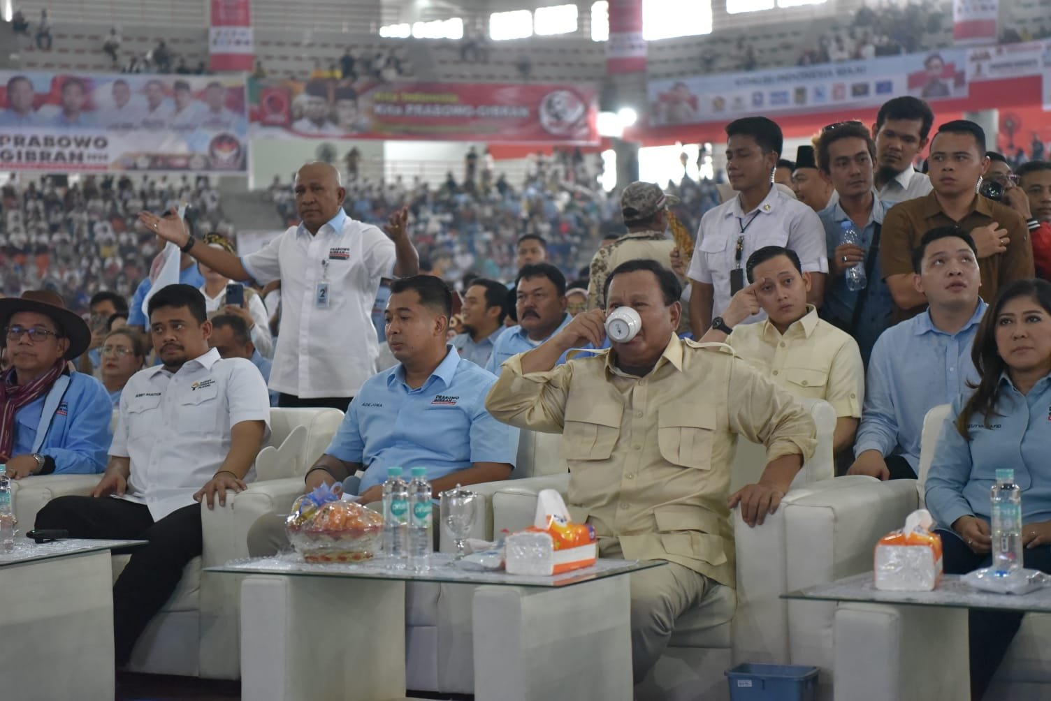 Minum Kopi Dengan Tangan Kanan Sambil Duduk, Prabowo Sosok Pemimpin Tetap Kedepankan Etika