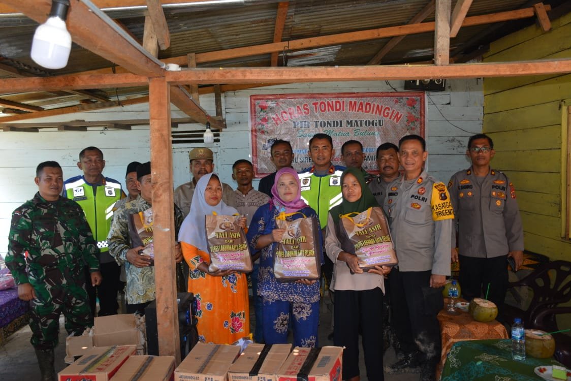 Melintasi Anak Sungai, Kapolres Labusel Kunjungi Perbatasan Deteksi Gangguan Kamtibmas