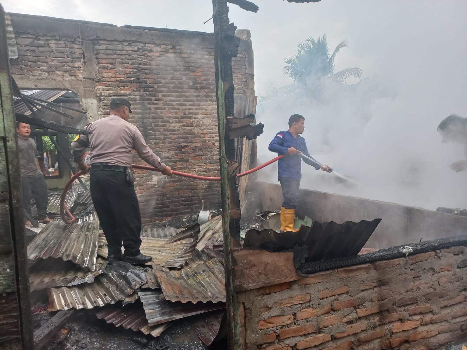 Polsek Mardingding Bantu Pemadaman Kebakaran di Dusun Kampung Jawa