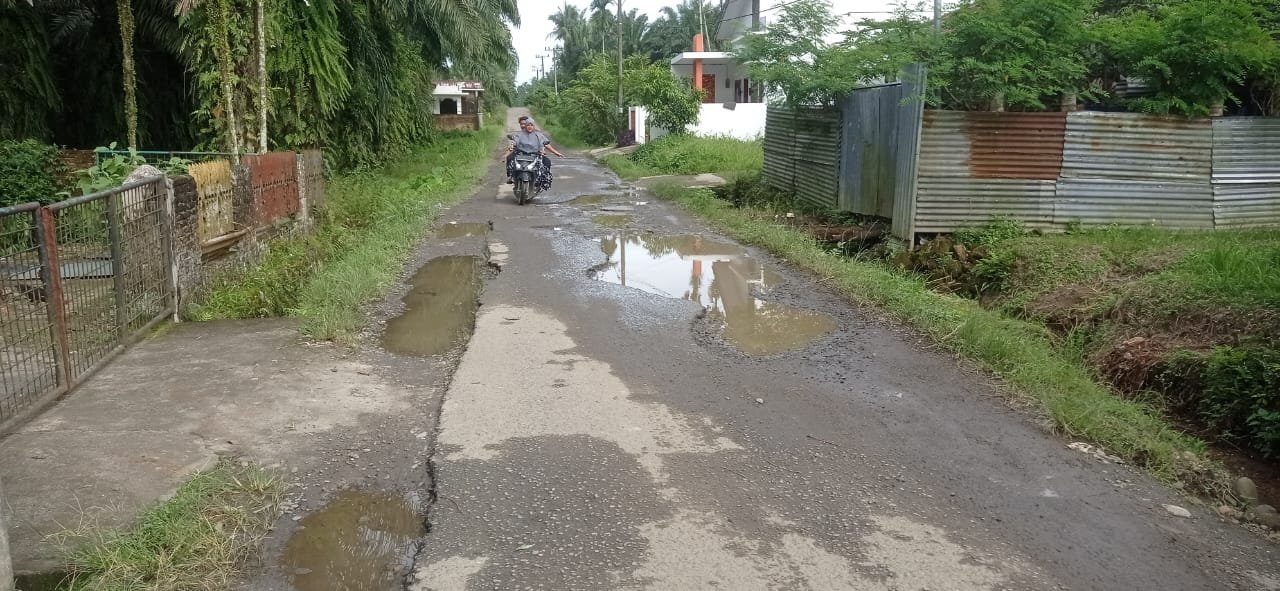 Masyarakat Desa Pertampilan Harapkan Perbaikan Jalan Pancur Batu Kuta yang Rusak Parah