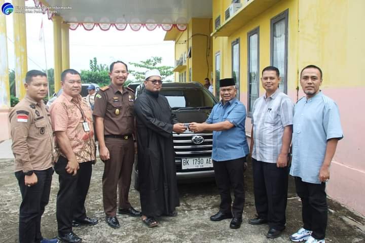 Plt Bupati Palas Serahkan Kenderaan Dinas Roda Empat Kepada Ketua MUI Palas