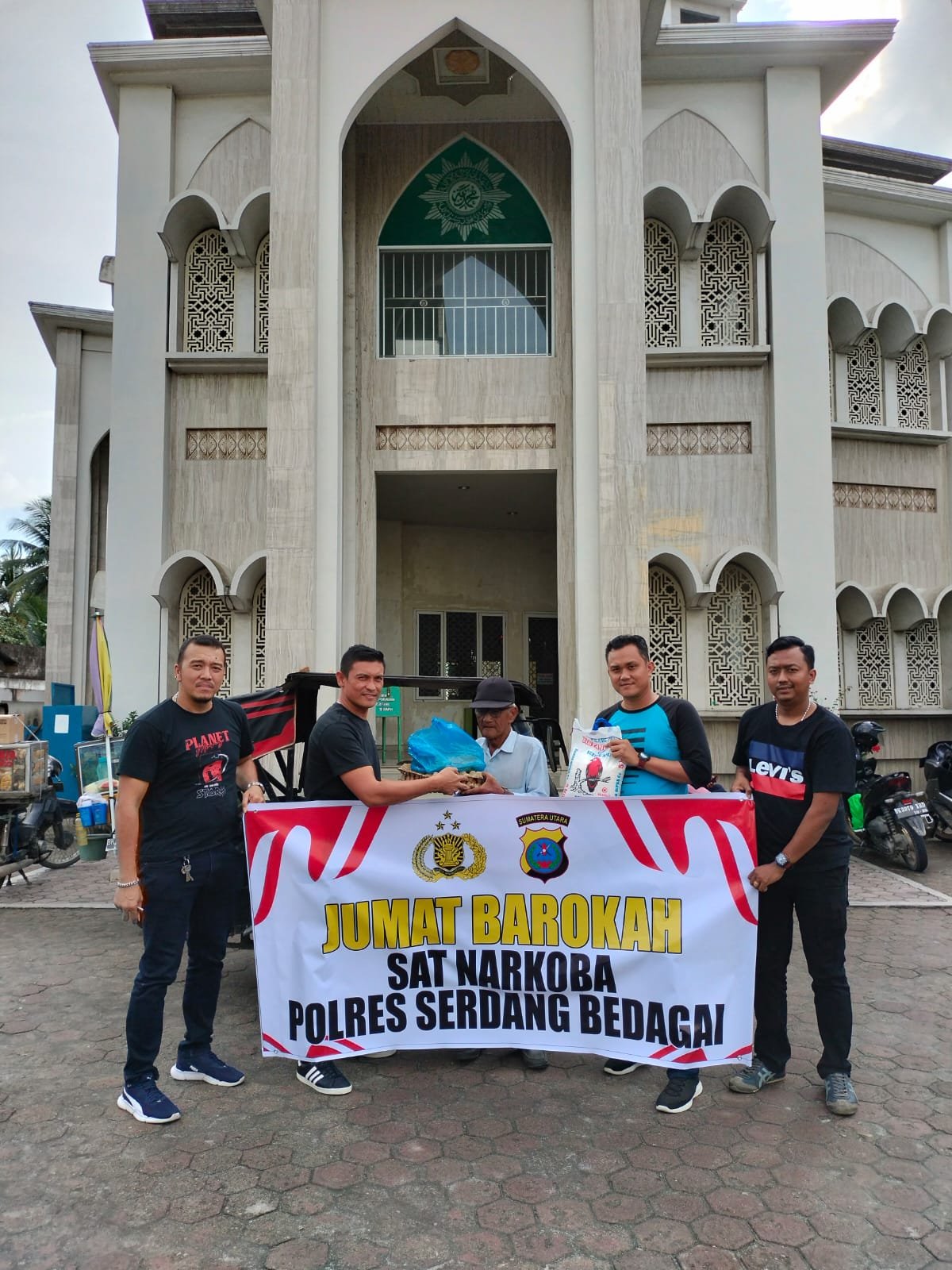 Peduli Sosial Pada Jum’at Barokah, Sat Narkoba Polres Sergai Sambangi Abang Becak