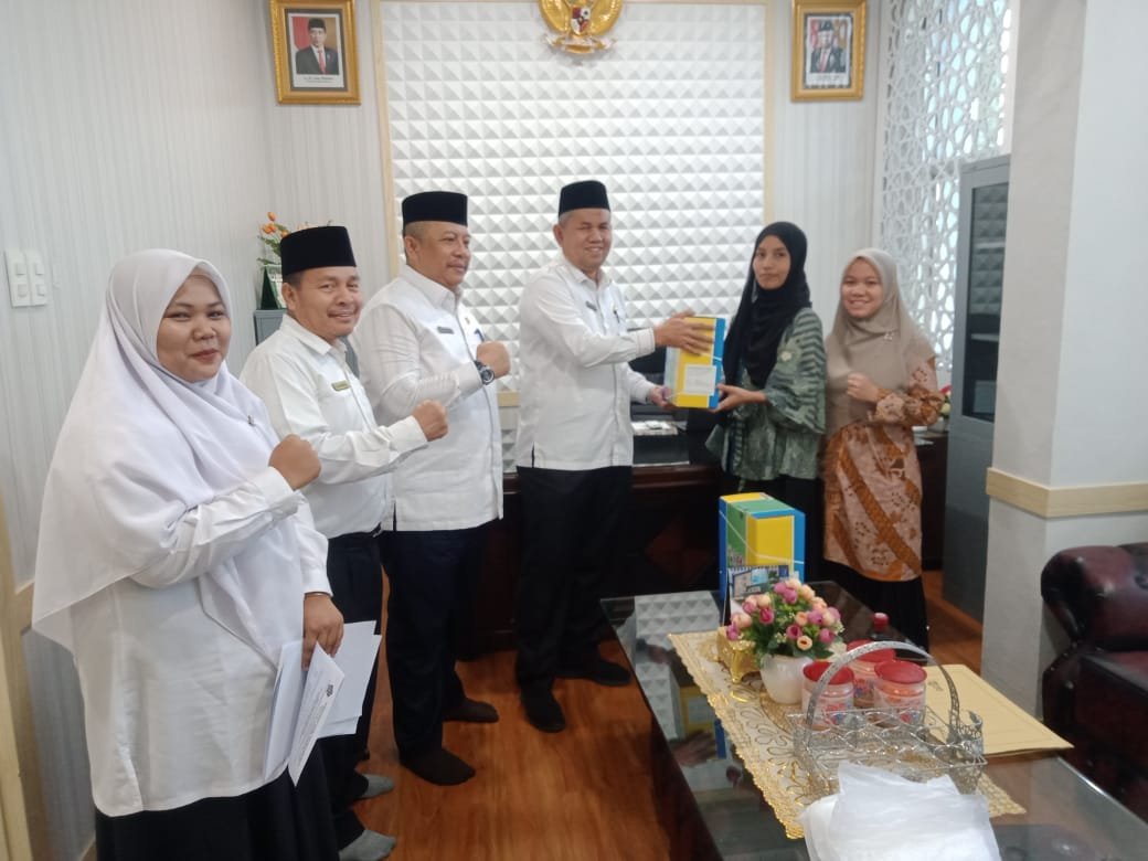 Kakanwil Kemenag Sumut Serahkan Bantuan Media Pembelajaran