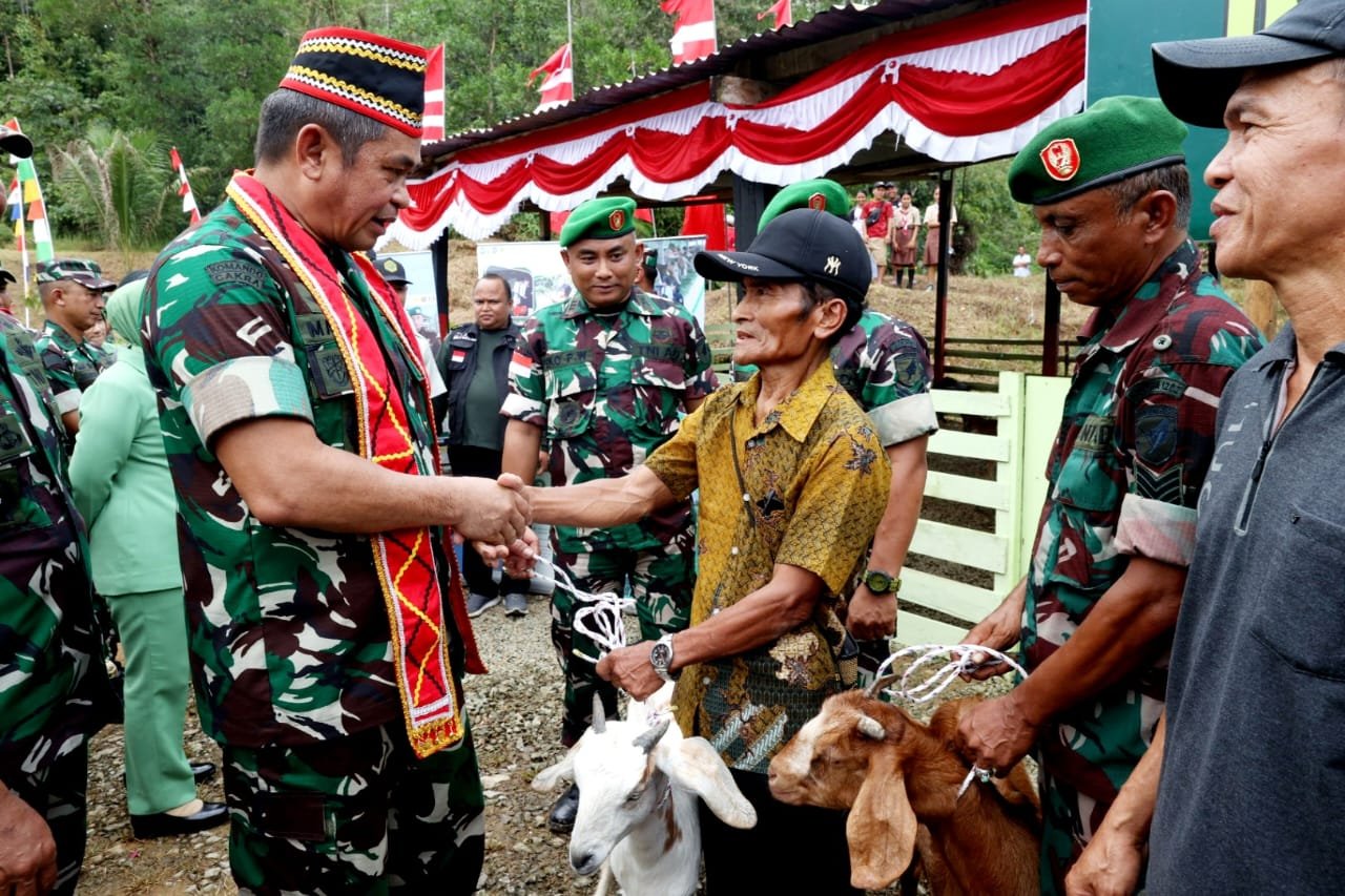 TNI AD Manunggal Air Datang, Warga Perbatasan Pun Senang
