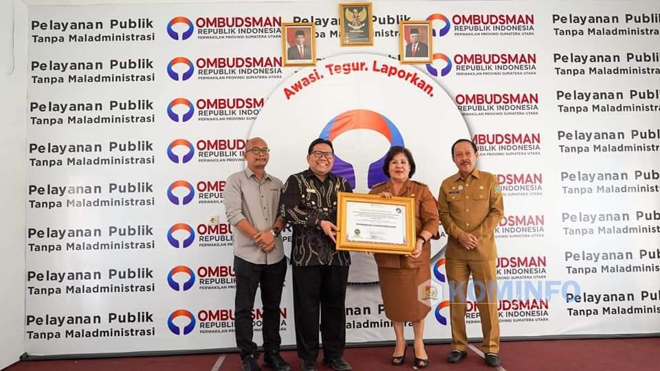 Bupati Karo Menerima Penghargaan dari Ombudsman Republik Indonesia