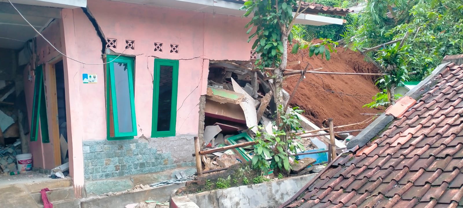 239 Warga Sukabumi Terancam Longsor Susulan, Pindah ke Pengungsian
