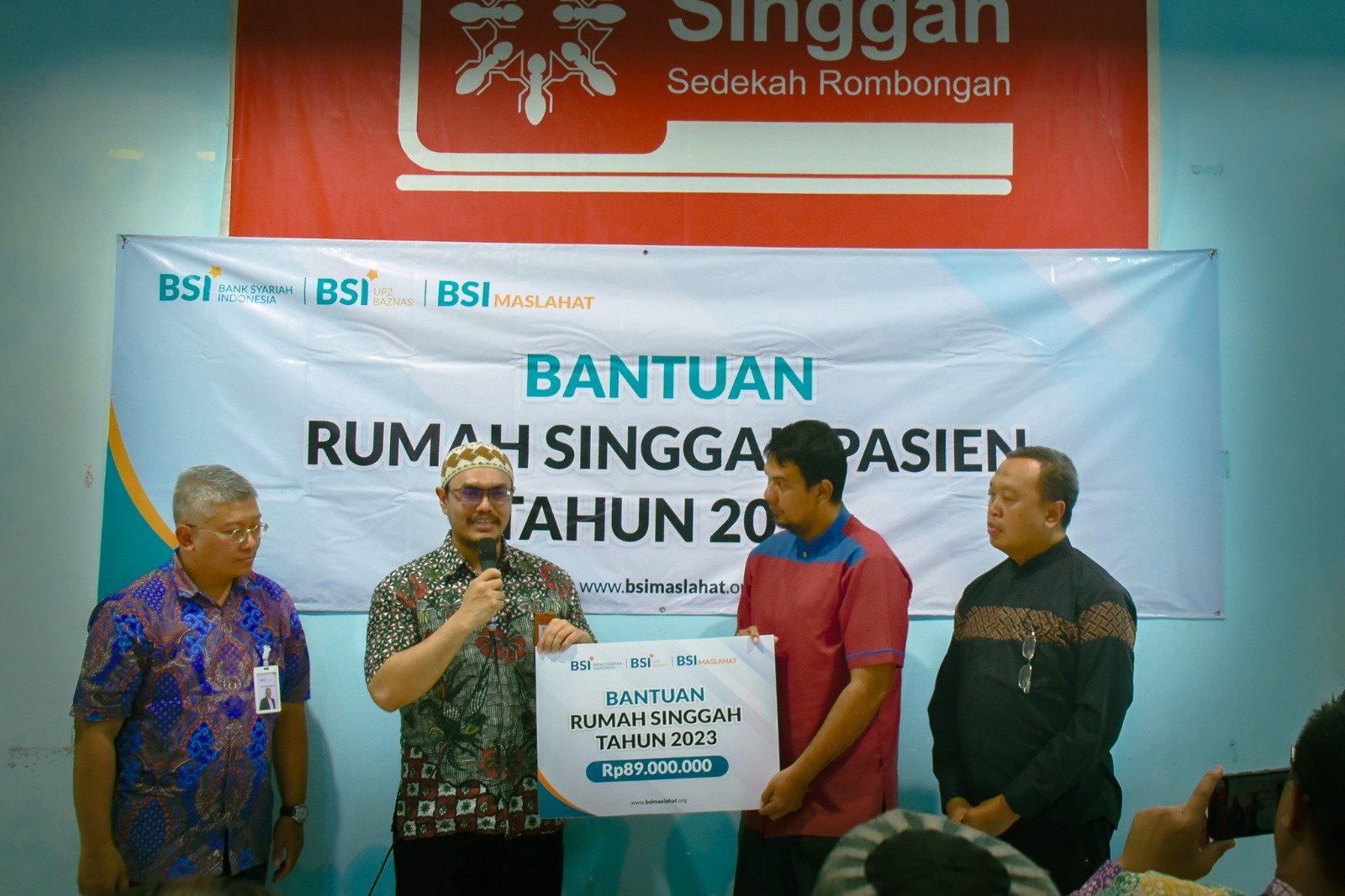 BSI Maslahat dan BSI Serahkan Bantuan Program Rumah Singgah Sedekah Rombongan Cabang Semarang