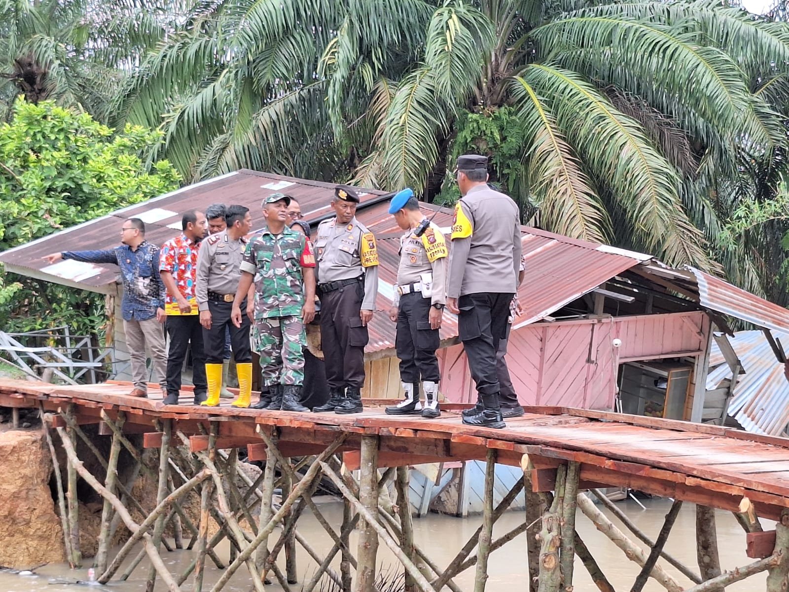 Cek Lokasi Banjir dan Jembatan Hanyut, Kapolres Labusel: Tidak Ada Pemindahan TPS