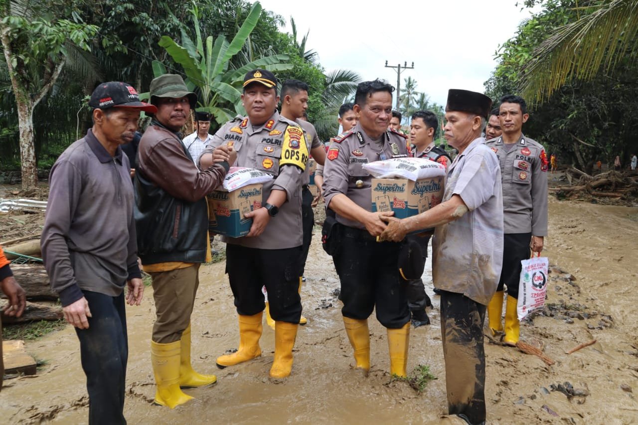 Respon Cepat, Polres Palas Salurkan Bantuan Sembako kepada Warga Terdampak Banjir Di Pintu Padang