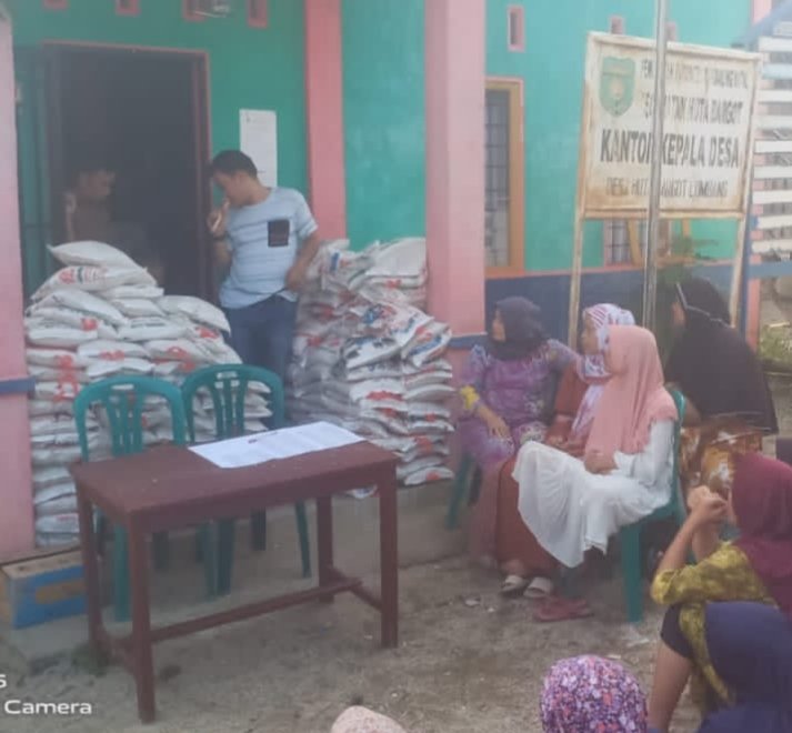 Kades Hutabargot Lombang Bagikan 280 Karung Beras Kepada Warga