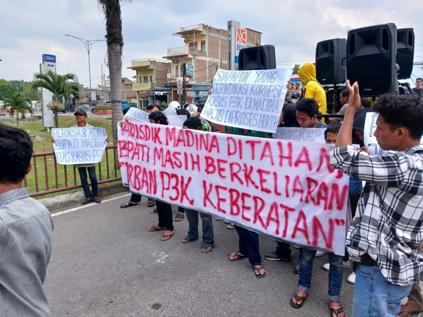 Aliansi Mahasiswa dan Masyarakat, Desak Polda Sumut Tangkap Bupati Madina