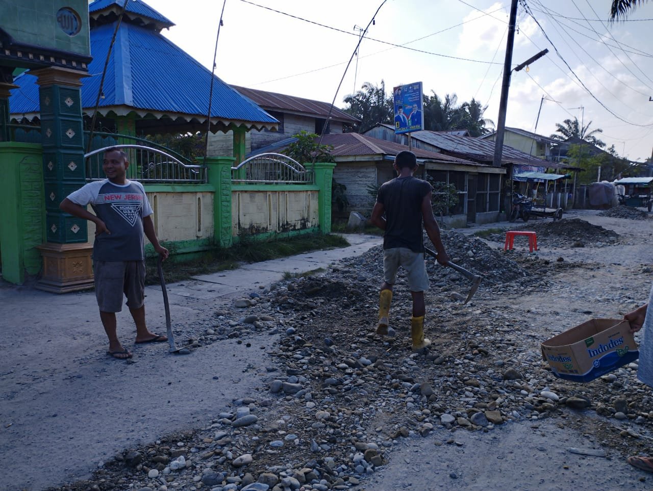 Samsul Rizal Anggota DPRD Langkat dari Fraksi PAN Kembali Bantu Perbaiki Badan Jalan di Sei Bilah