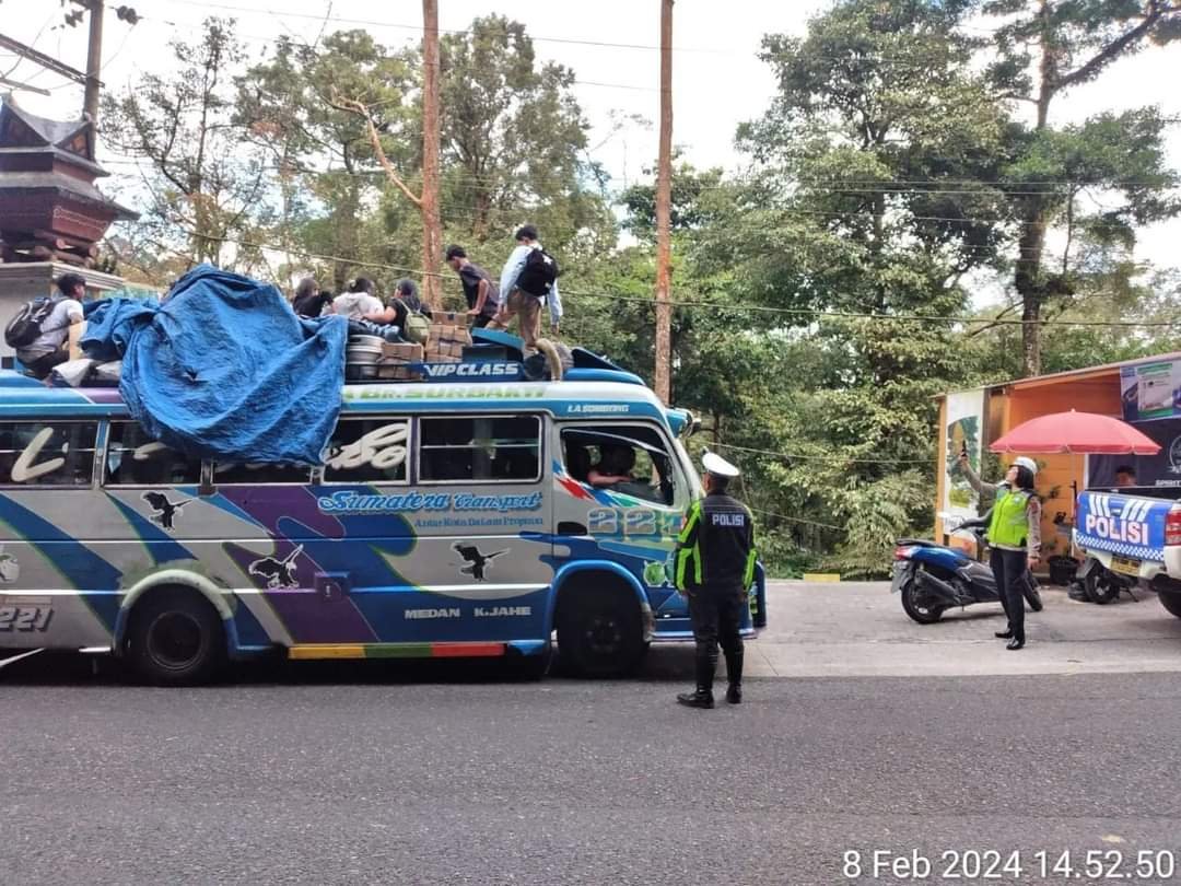 Polres Karo Tilang Angkutan Umum Bawa Penumpang Diatas Kap
