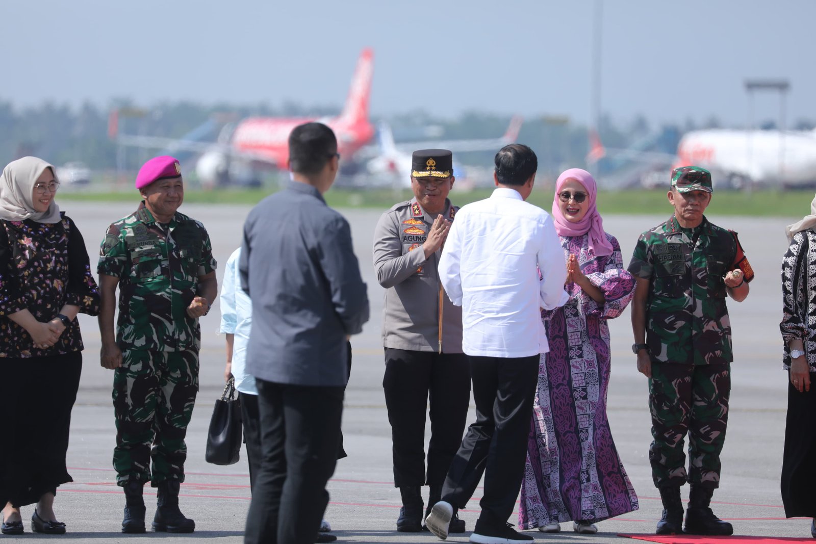 Pangdam I/BB melepas Presiden dan Ibu Negara Kembali Menuju Jakarta.