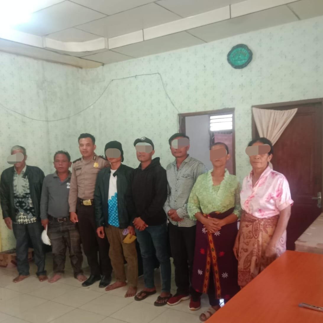 Bhabinkamtibmas Bersama Kades Siparmahan, Mediasi Dugaan Penganiayaan