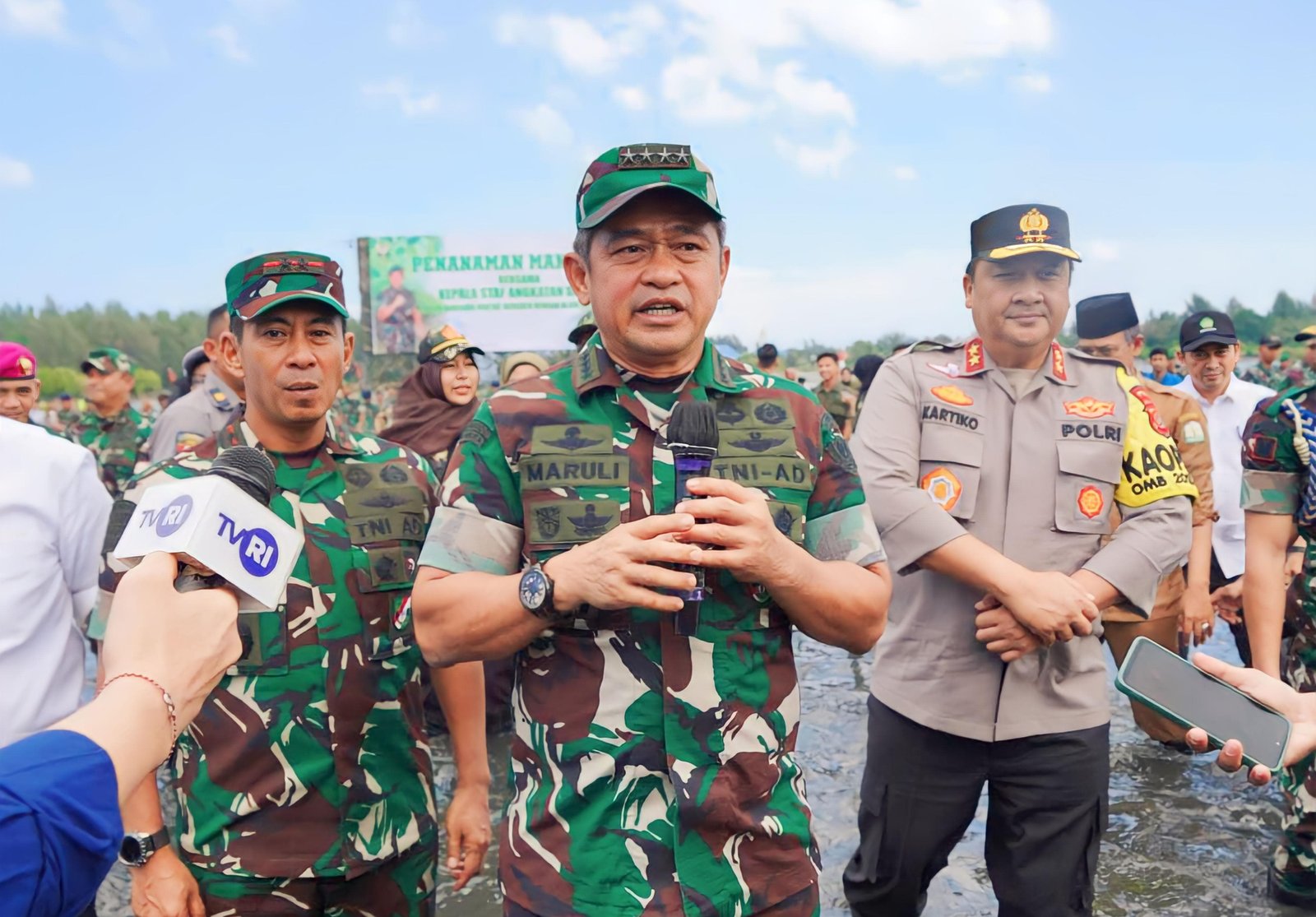 Bersatu Dengan Alam, TNI AD Tanam Puluhan Ribu Bibit Mangrove di Aceh