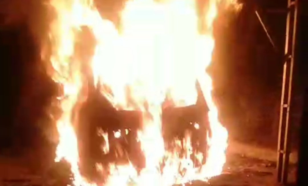 Diduga Kartel Narkoba Bakar Mobil Wartawan Pakai Molotov