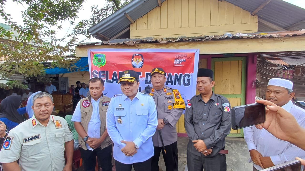 Pj Bupati Palas Gunakan Hak Pilihnya di TPS 07 Kelurahan Pasar Sibuhuan