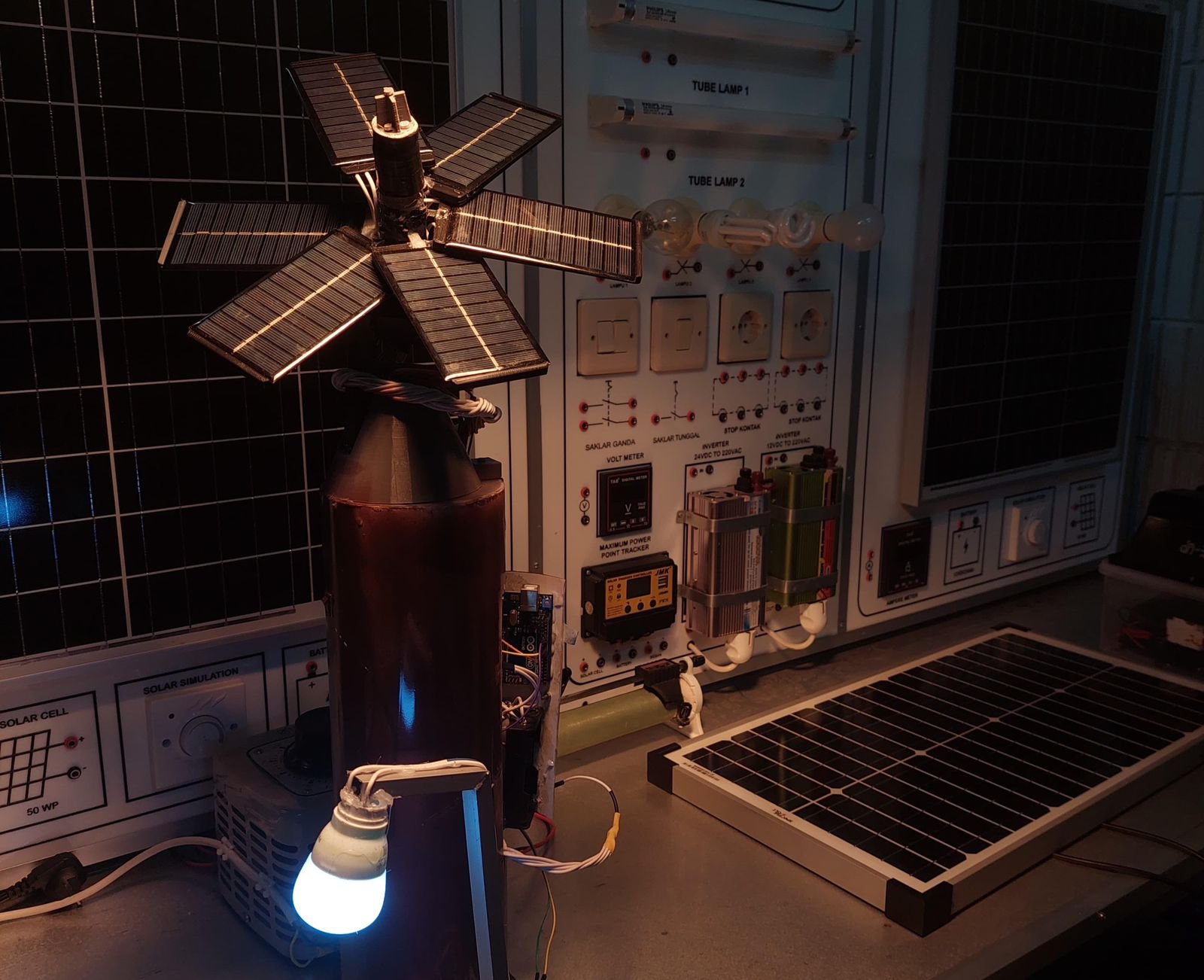 Inovasi Mahasiswa UPER Kerek Produksi Listrik Panel Surya Sampai 3 Kali Lipat