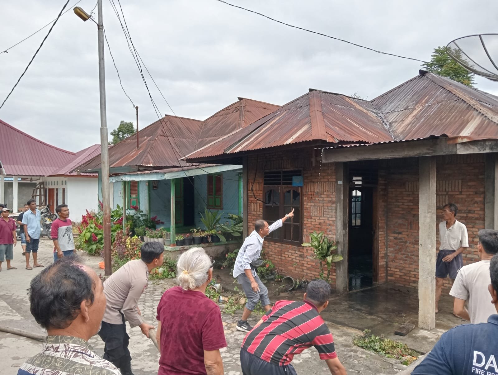 Polsek Simanindo Bantu Padamkan Api dan Amankan Lokasi Kebakaran