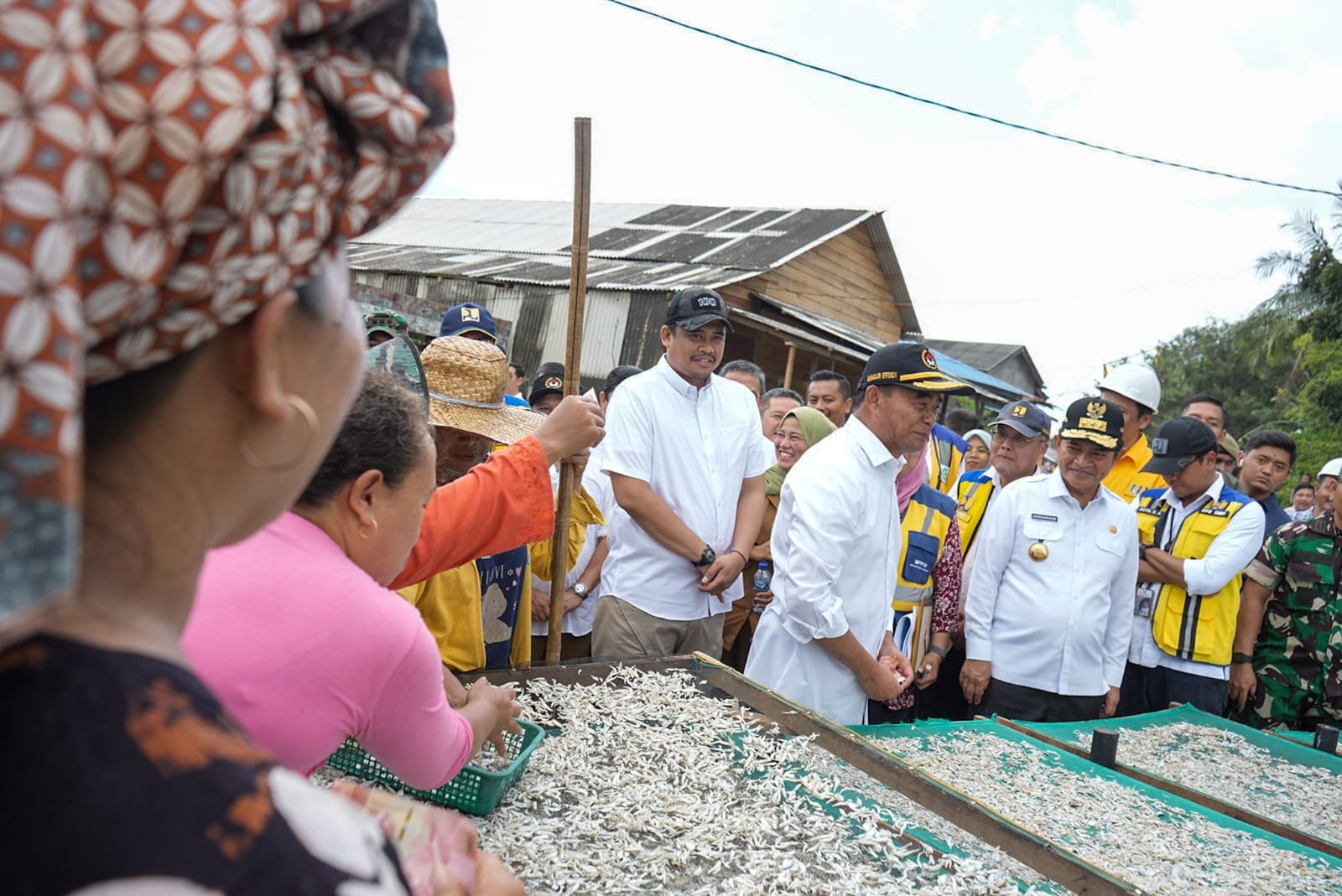 Lihat Progres Penataan Kawasan Atasi Kemiskinan Ekstrem, Bobby Nasution dan Menko PMK Tinjau Belawan Bahari