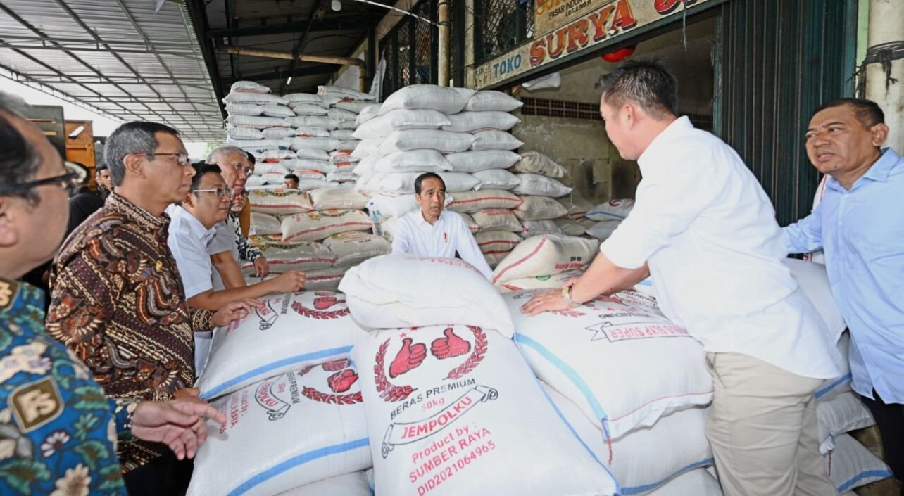 Tinjau Pasar Induk Cipinang, Presiden Jokowi Pastikan Stok Beras Tersedia