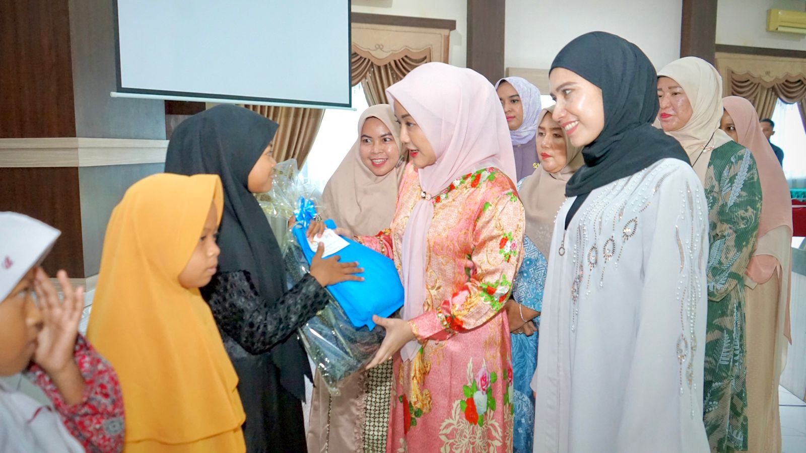 Ny. Uke Faisal Hasrimy Hadiri Pengajian DWP Kabupaten Langkat