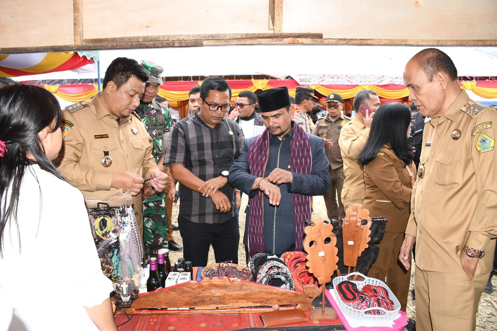 Bupati dan Wabup Samosir Buka Pameran UMKM, Dorong Pertumbuhan Ekonomi