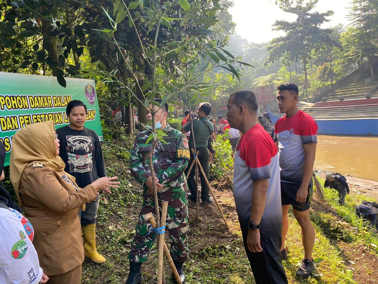 Kurangi Dampak Pencemaran Lingkungan, Dispsiad Tanam Pohon Damar di Bantaran Sungai Cikapundung