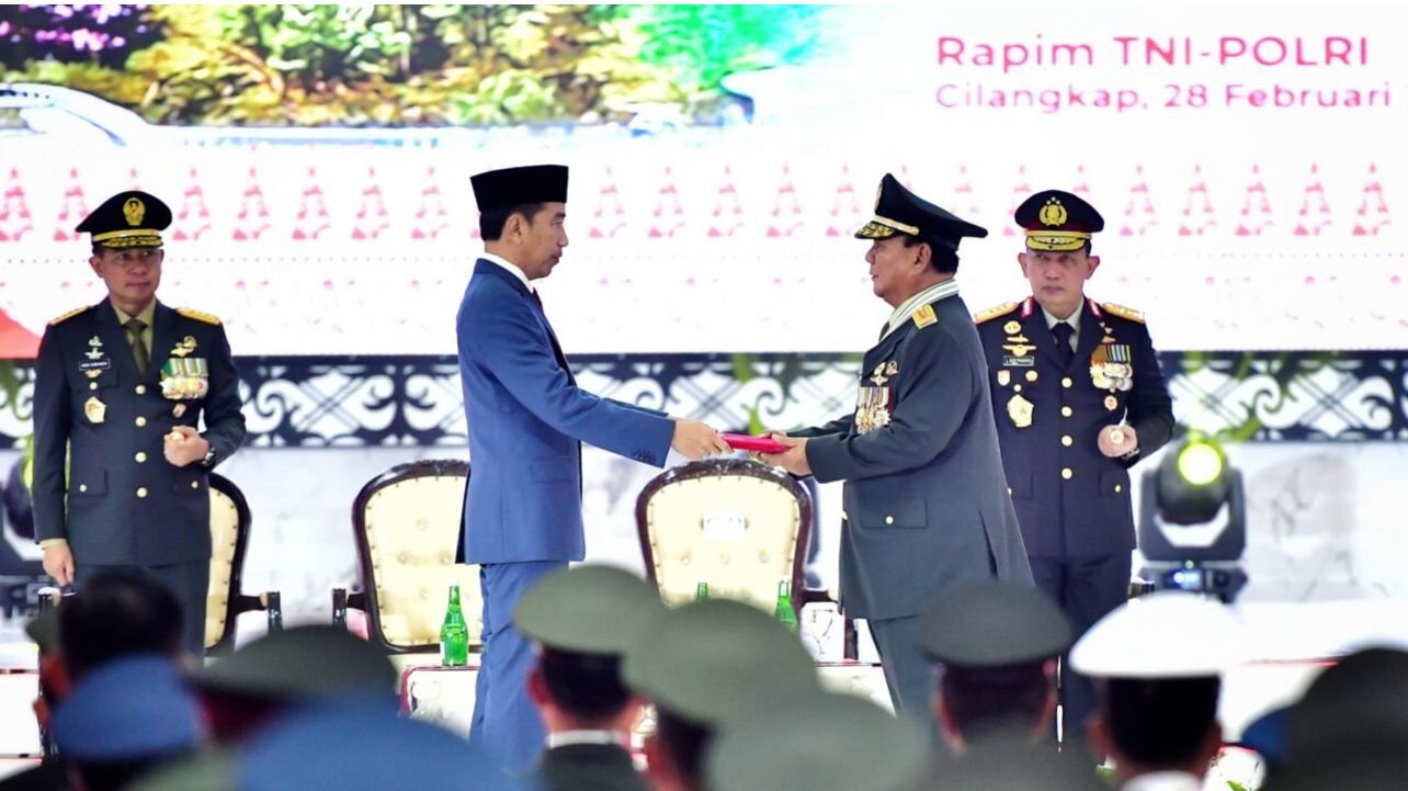 Presiden Jokowi Sampaikan Penganugerahan Pangkat Istimewa Prabowo sesuai UU