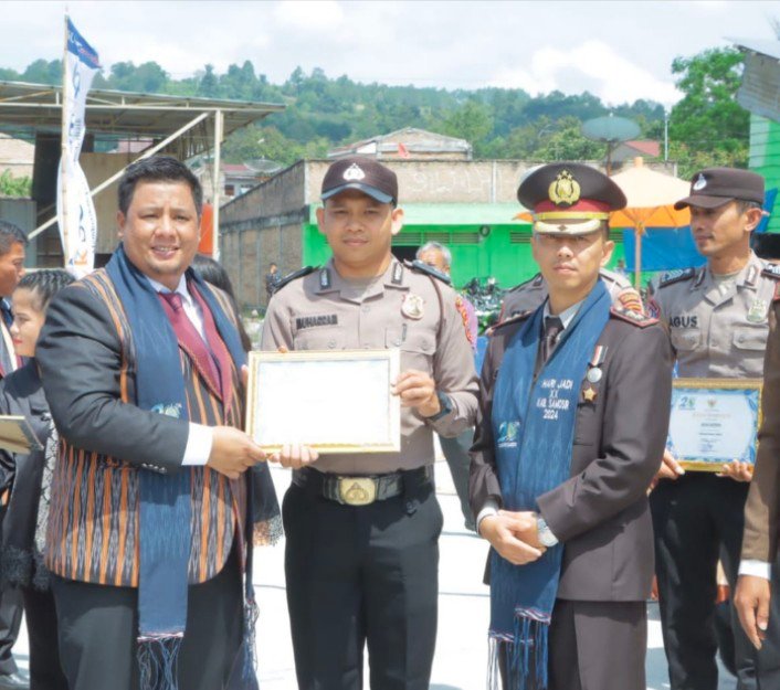 Bupati dan Wabup Samosir Serahkan Penghargaan Prestasi ke Personil Polres Samosi