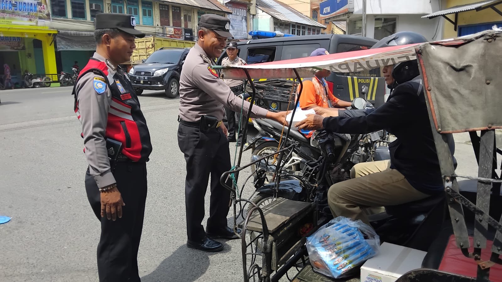 Jumat Berkah, Polres Labusel Salurkan Bansos ke Penarik Betor