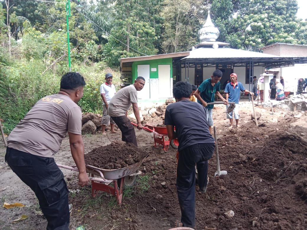 Kapolsek Harian Pimpin Gotong Royong Pembangunan Masjid