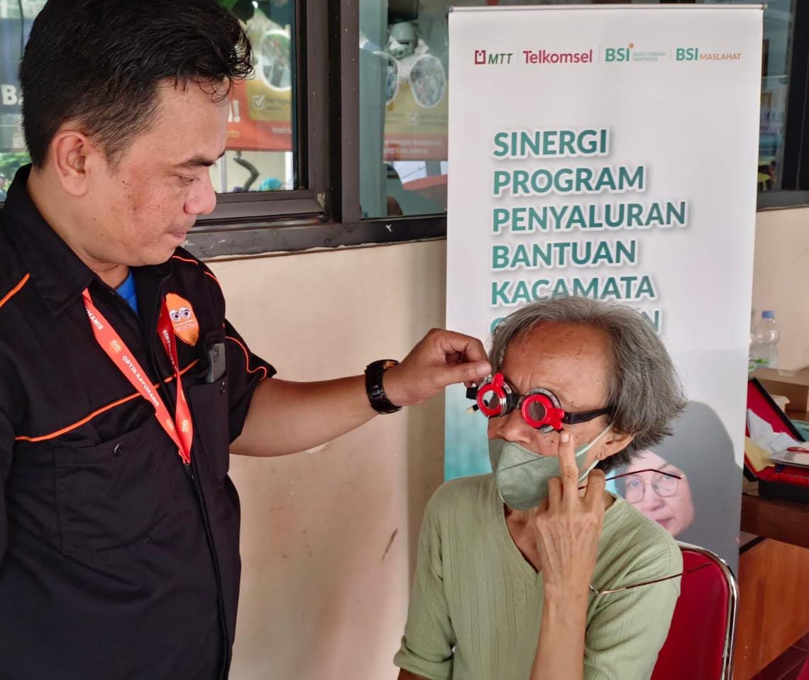 BSI Maslahat, MTT dan TelkomSolution Bersinergi Menyalurkan 250 Kacamata Gratis Kepada Guru Ngaji dan Lansia
