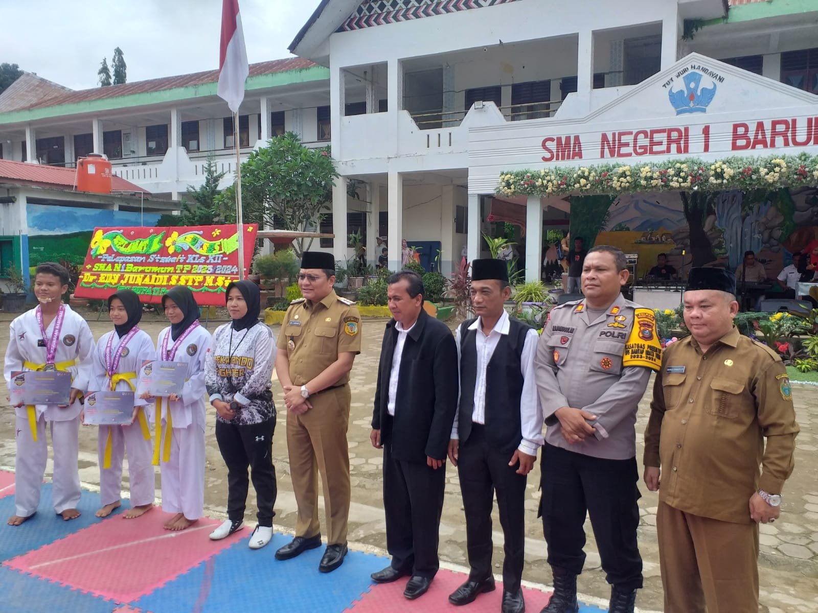 Tiga Atlet Taekwondo SMAN 1 Barumun, Dapat Penghargaan PJ Bupati Palas