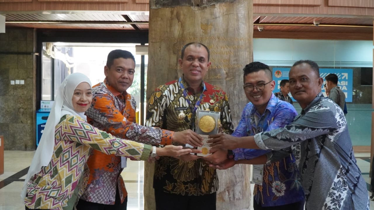 Pj Bupati Langkat Jemput Piala Adipura Tahun 2023