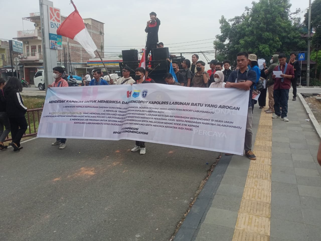 Gelar Aksi di Polda Sumut, Massa Minta Kapoldasu Copot Kapolres Labuhanbatu