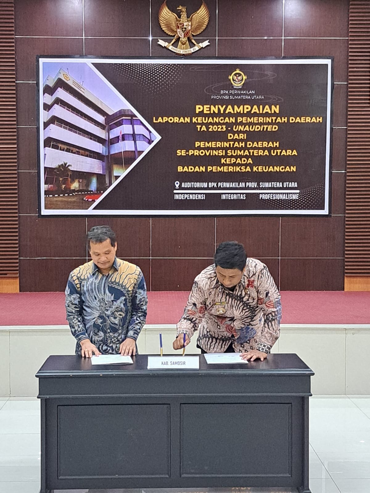 Bupati Samosir Serahkan Laporan Keuangan Unaudited 2023, ke BPK RI Perwakilan Sumut