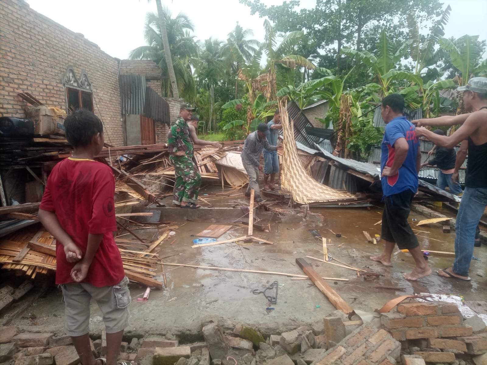 Diterpa Hujan Deras Disertai Angin Kencang di Bedagai, Terbangkan Atap Menimpa Rumah Tetangga