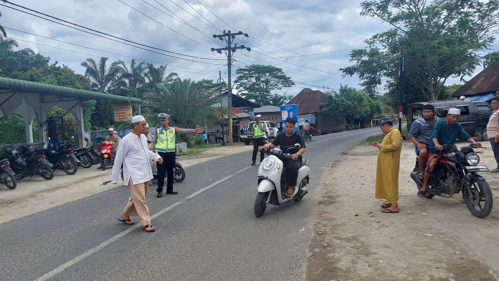 Personil Polres Palas Laksanakan Pengamanan Sholat Jum’at Di Mesjis Ar-Rahim Desa Binanga