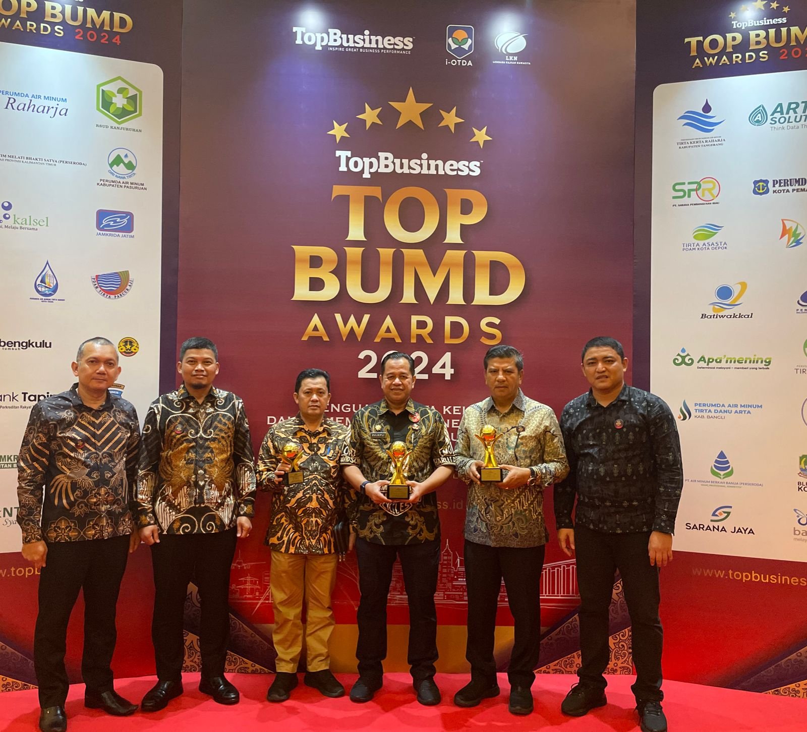 Pj Gubsu RaihTOP Pembina BUMD Perumda Tirtanadi Raih TOP BUMD Awards 2024