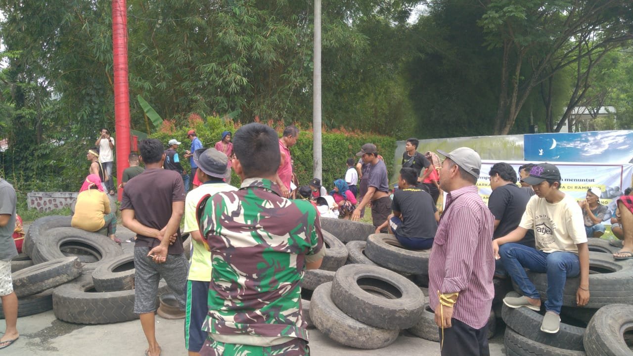 Masyarakat Dua Desa Kembali Demo PT. Nirvana, Jalan Jamin Ginting Lumpuh Total
