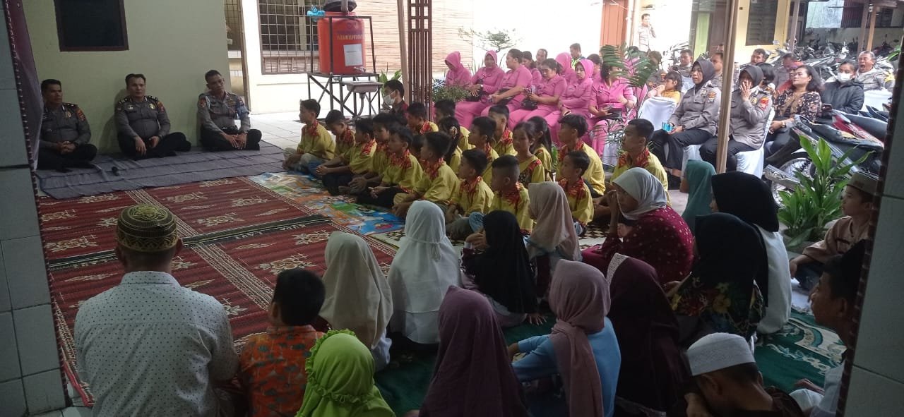 Kapolsek Percut Seituan Buka Bersama dan Berbagi di Panti Asuhan