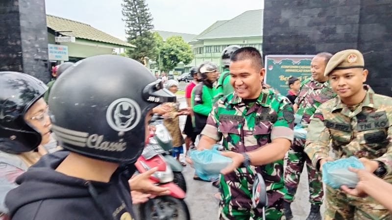 Babinminvetcaddam I/BB Gandeng Komcad TNI Berbagi Takjil Gratis dan Buka Puasa Bersama